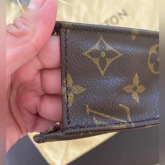 LV Toiletry 26 Monogram - Picture 9 of 15